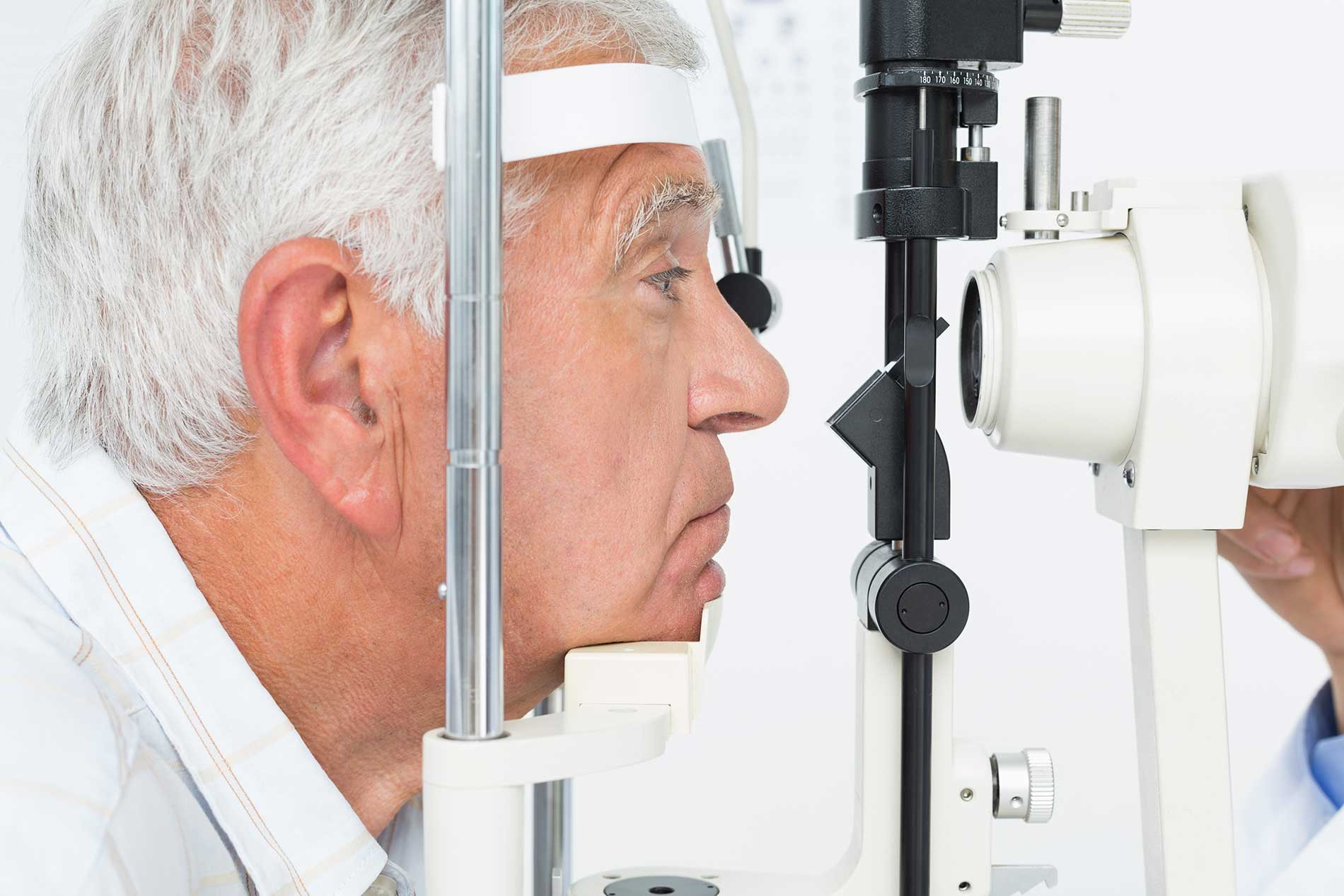 Лечение катаракты у пожилых людей операция. Пожилой человек у офтальмолога. Зрение у пожилых людей.
